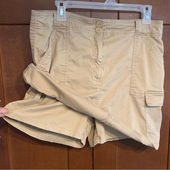 SALE!! Cargo skort.        5 - Picture 6 of 9